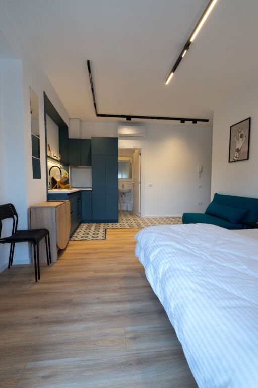 SHITET APARTAMENT 1+1 I MOBILUAR – I NDARË NË 2 GARSONIERE