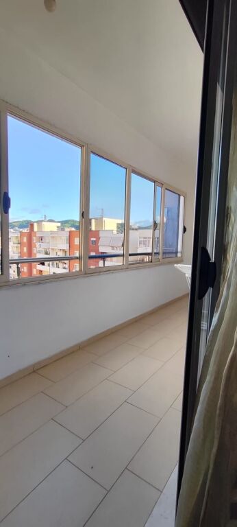 🏡 Jepet me qera apartament 1+1 tek Kompleksi Arlis, Astir – pranë ish Hotel Rolandit.
