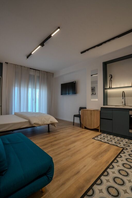 SHITET APARTAMENT 1+1 I MOBILUAR – I NDARË NË 2 GARSONIERE