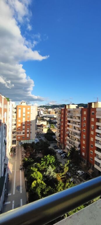 🏡 Jepet me qera apartament 1+1 tek Kompleksi Arlis, Astir – pranë ish Hotel Rolandit.