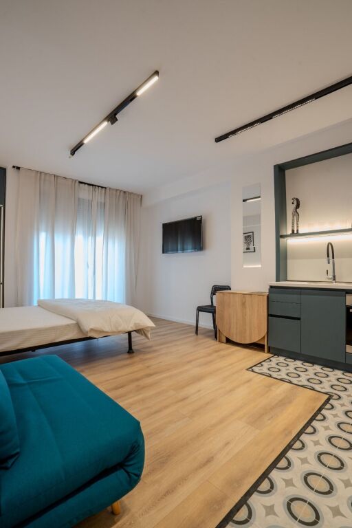 SHITET APARTAMENT 1+1 I MOBILUAR – I NDARË NË 2 GARSONIERE