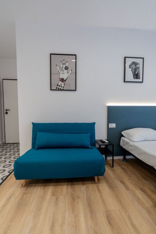 SHITET APARTAMENT 1+1 I MOBILUAR – I NDARË NË 2 GARSONIERE