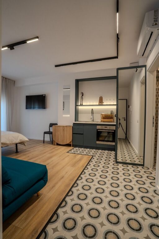 SHITET APARTAMENT 1+1 I MOBILUAR – I NDARË NË 2 GARSONIERE