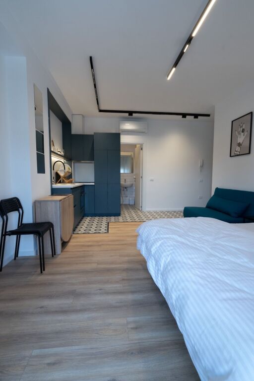SHITET APARTAMENT 1+1 I MOBILUAR – I NDARË NË 2 GARSONIERE