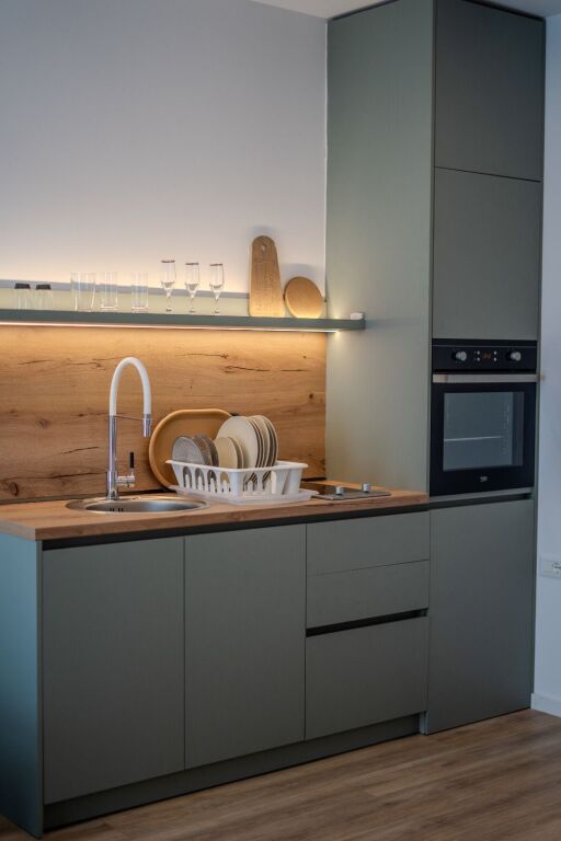SHITET APARTAMENT 1+1 I MOBILUAR – I NDARË NË 2 GARSONIERE
