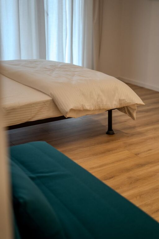 SHITET APARTAMENT 1+1 I MOBILUAR – I NDARË NË 2 GARSONIERE