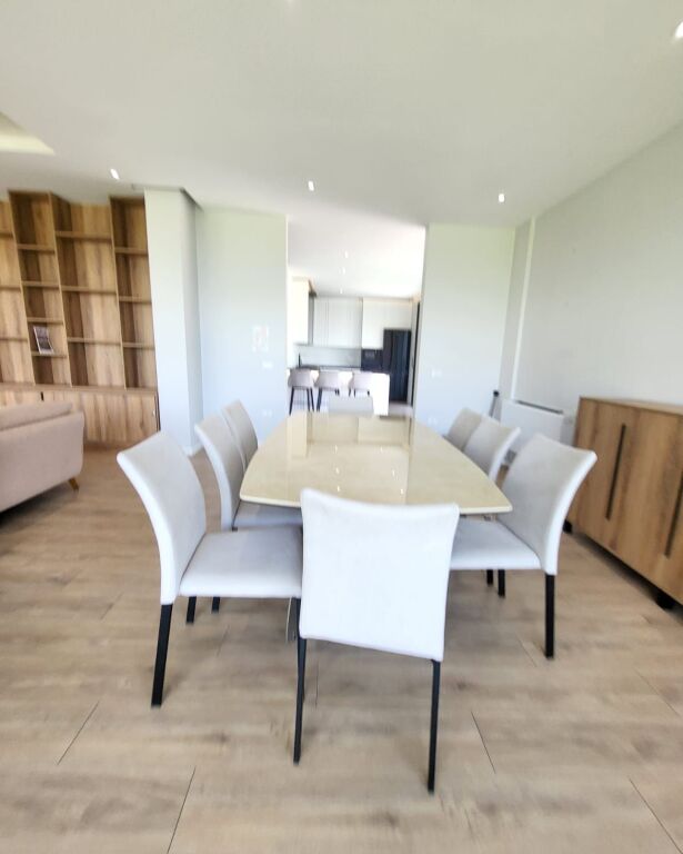 🏡 Jepet me qira vilë premium tek Liqeni i Thatë  Ideale për banim ose aktivitet biznesi