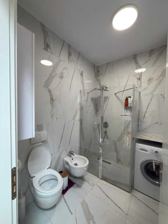Shitet Apartament 1+1 + Post Parkimi  tek rruga Barrikadave