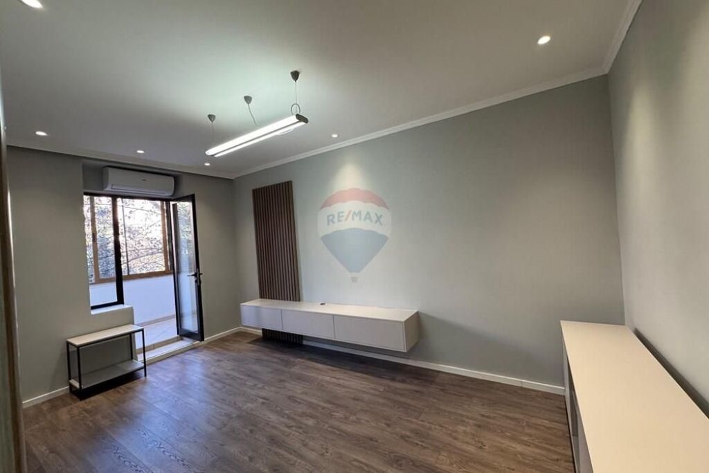 Office for rent in Bllok!