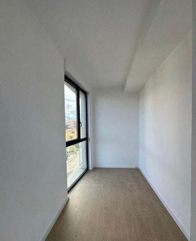 Jepet me qira ambient zyre tek Golden Tower