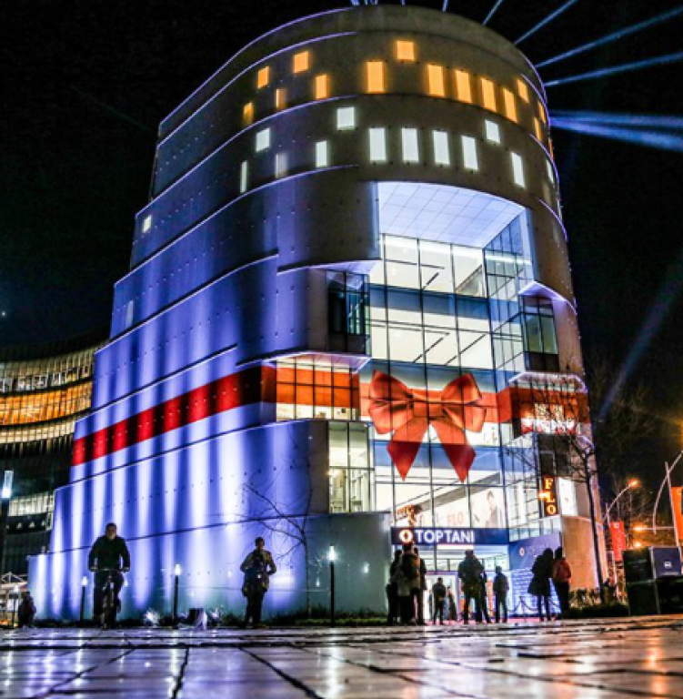 Shitet Dyqan pranë Shopping Center Toptani