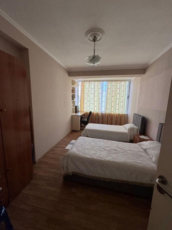 Shitet Apartament 3+1+2