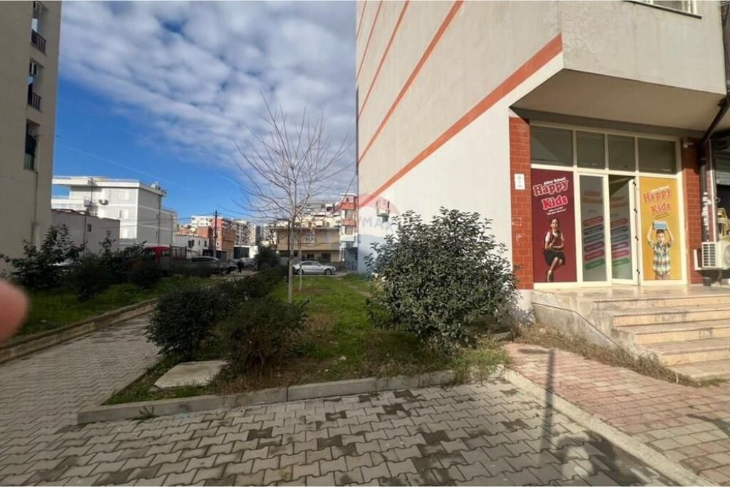 Dyqan per shitje vila L, Astir