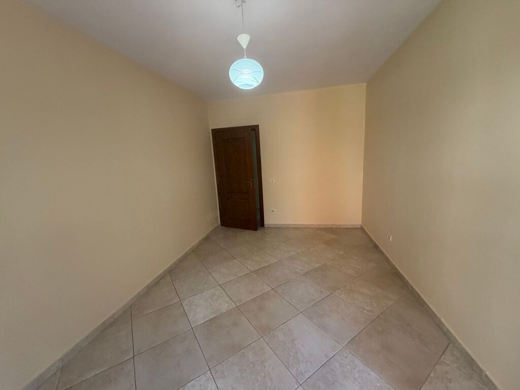2+1, empty near the dry lake, 400 thousand lek