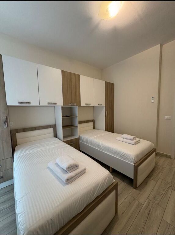 Komuna e Parisit-Jepet me qera apartament 2+1.