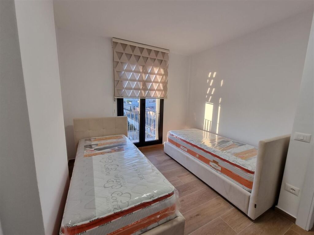 Rruga Kongresi i Manastirit,Kompleksi Zirkon jepet me qera apartament 2+1,i mobiluar. 800Euro (Bruto)
