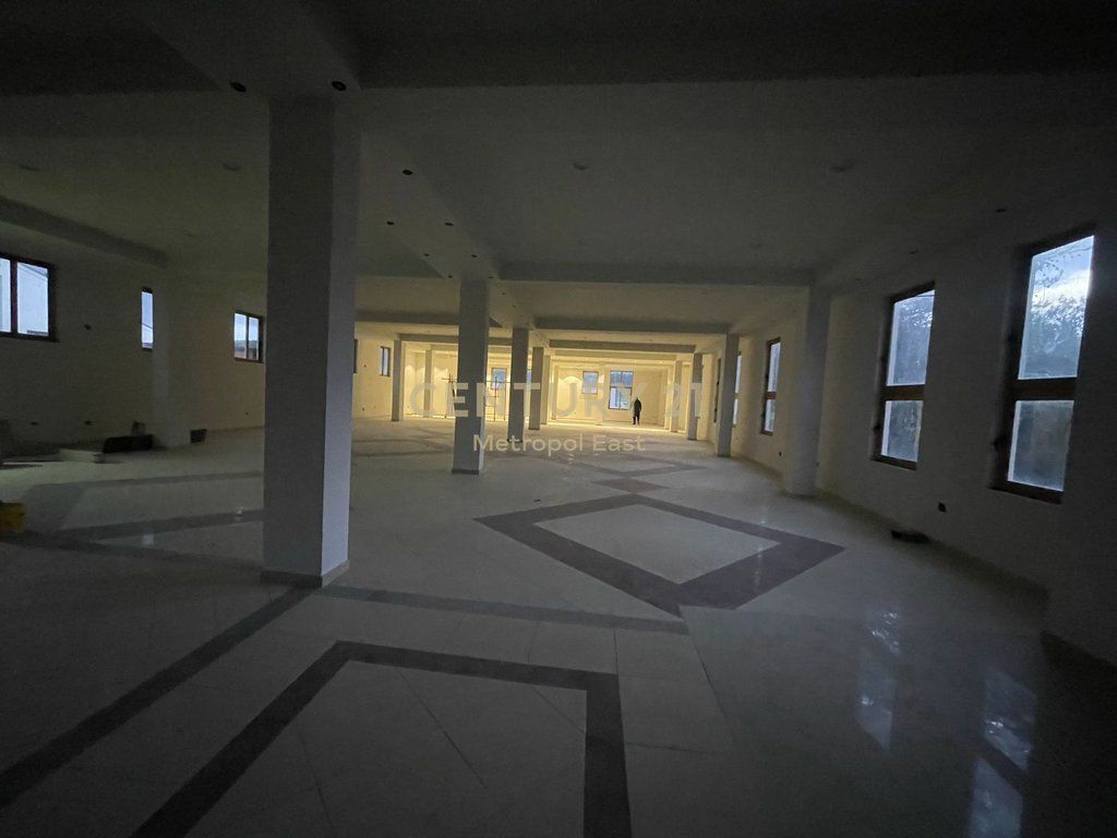 Multifunctional 3-Storey Building with Industrial Elevator &amp; Warehouse for Rent, in a strategic location and with ample parking