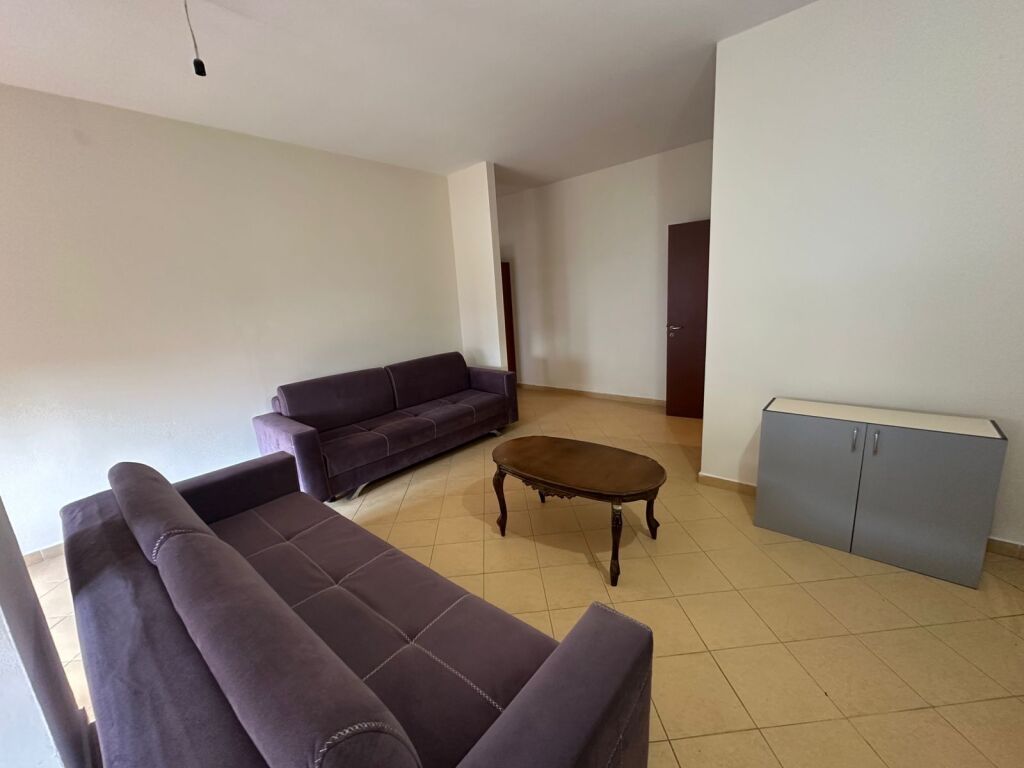 🏡 Appartamento 1+1 in Affitto 📍 Jordan Misja – 2 minuti da 313 🏢 3° piano con ascensore 📐 Superficie: 60 m² 💶 Prezzo: 400€ / mese (leggermente trattabile)
