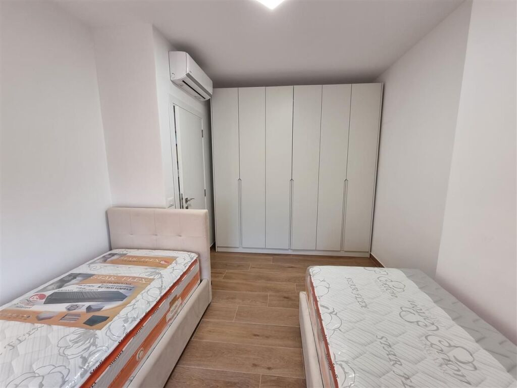Rruga Kongresi i Manastirit,Kompleksi Zirkon jepet me qera apartament 2+1,i mobiluar. 800Euro (Bruto)
