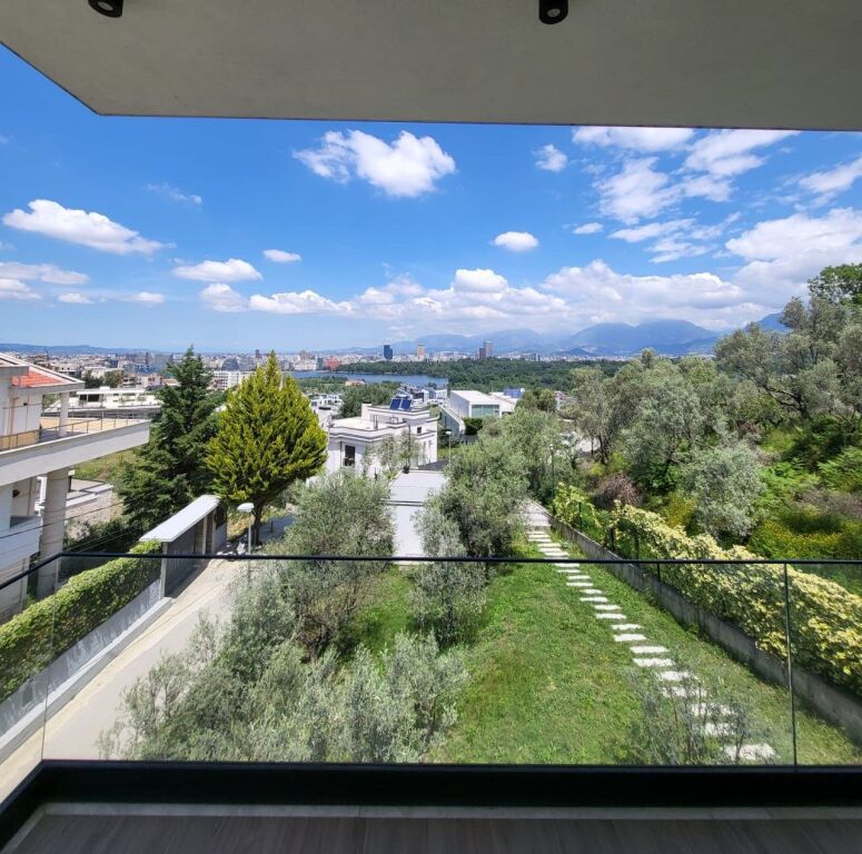 🏡 Vilë 3-Katëshe për Qira – Liqeni i Thatë, Tiranë