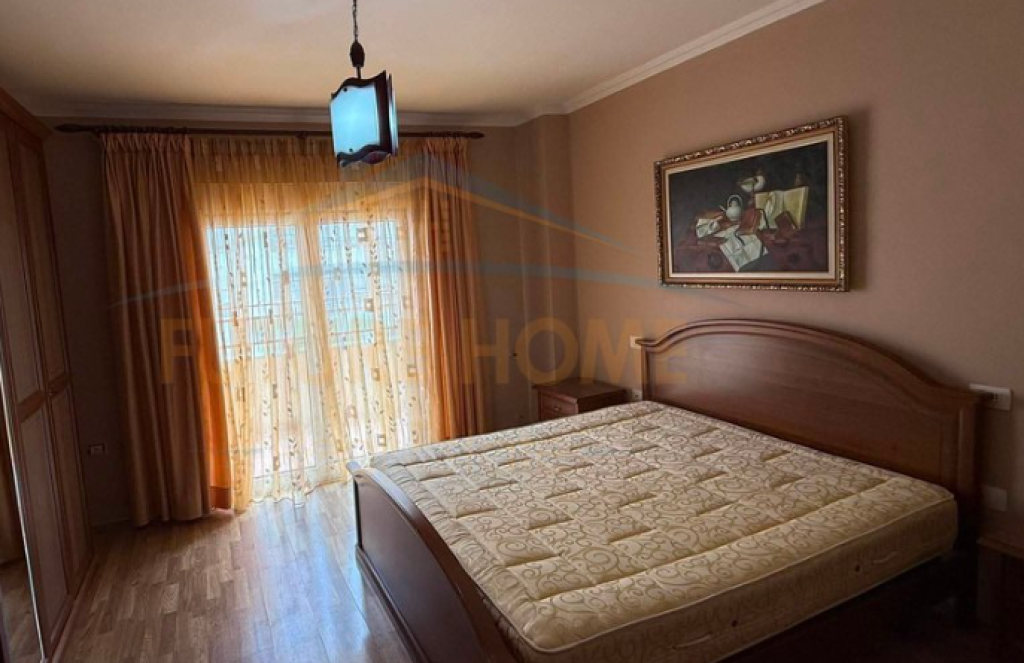 Qera, Apartament 1+1, Sheshi Willson, Tirane. UNA69191