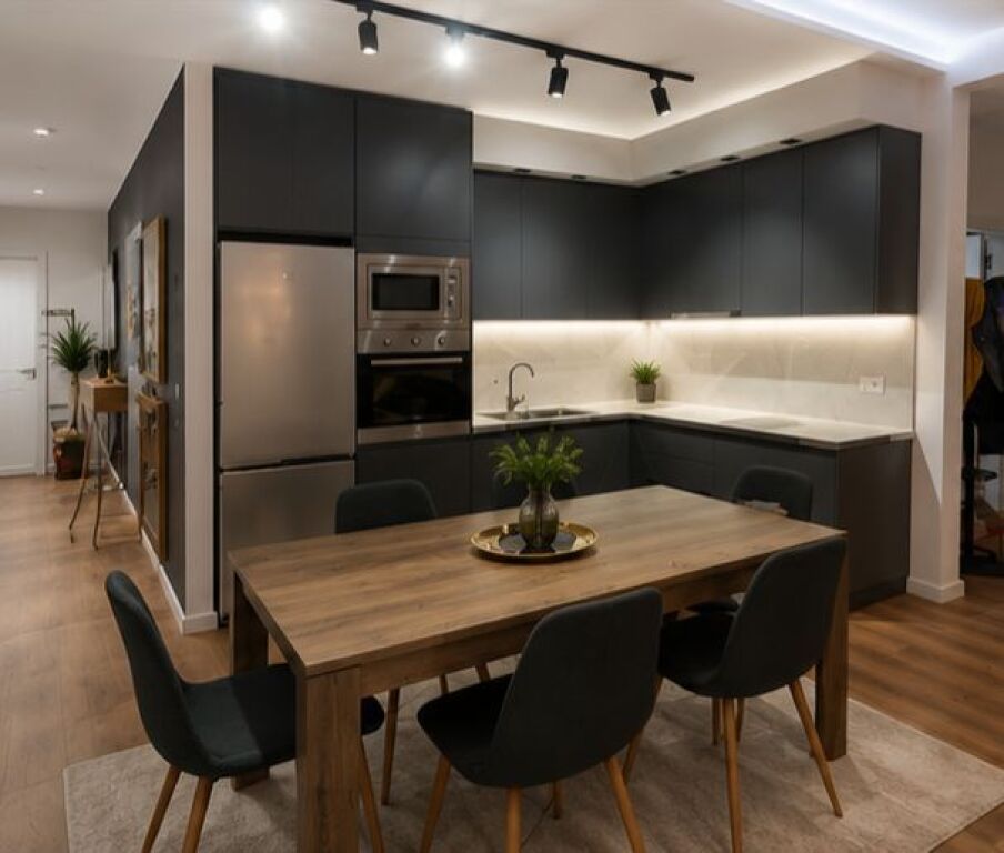 Komuna e Parisit, jepet me qera apartament 2+1 i arreduar.