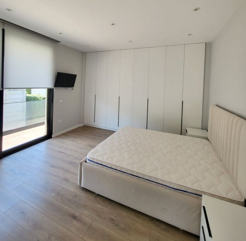 🏡 Vilë 3-Katëshe për Qira – Liqeni i Thatë, Tiranë