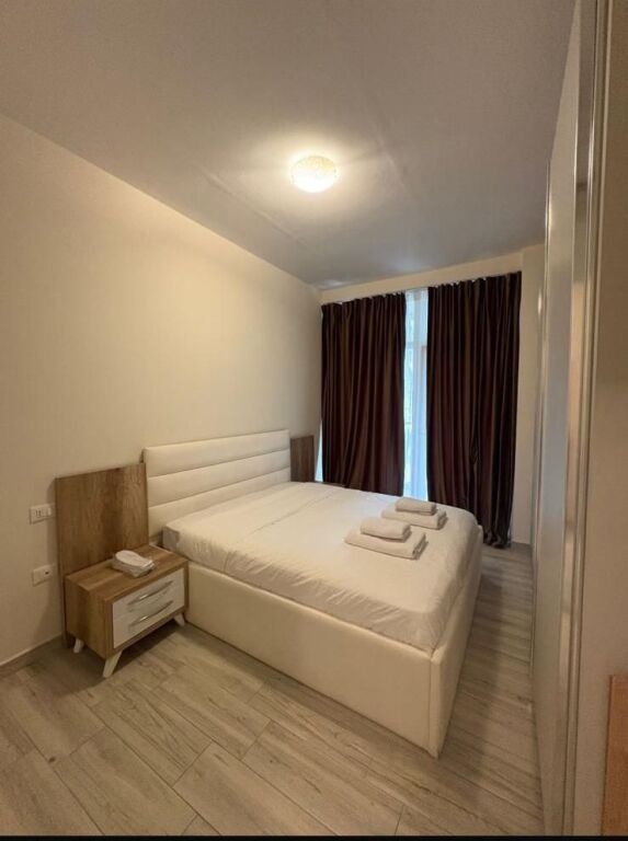 Komuna e Parisit-Jepet me qera apartament 2+1.