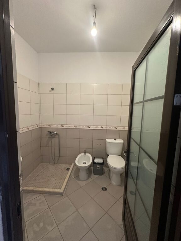 🏡 Appartamento 1+1 in Affitto 📍 Jordan Misja – 2 minuti da 313 🏢 3° piano con ascensore 📐 Superficie: 60 m² 💶 Prezzo: 400€ / mese (leggermente trattabile)