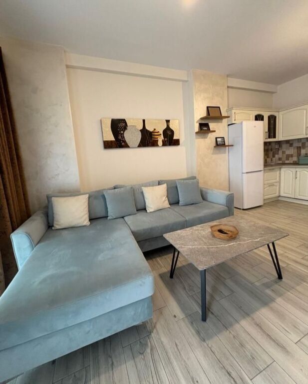 Komuna e Parisit-Jepet me qera apartament 2+1.