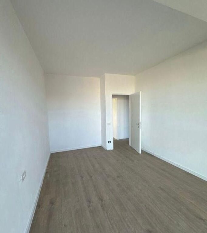 Jepet me qira ambient zyre tek Golden Tower