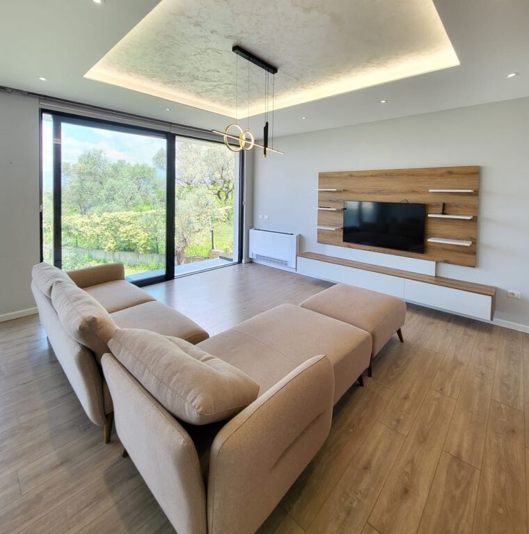 🏡 Vilë 3-Katëshe për Qira – Liqeni i Thatë, Tiranë