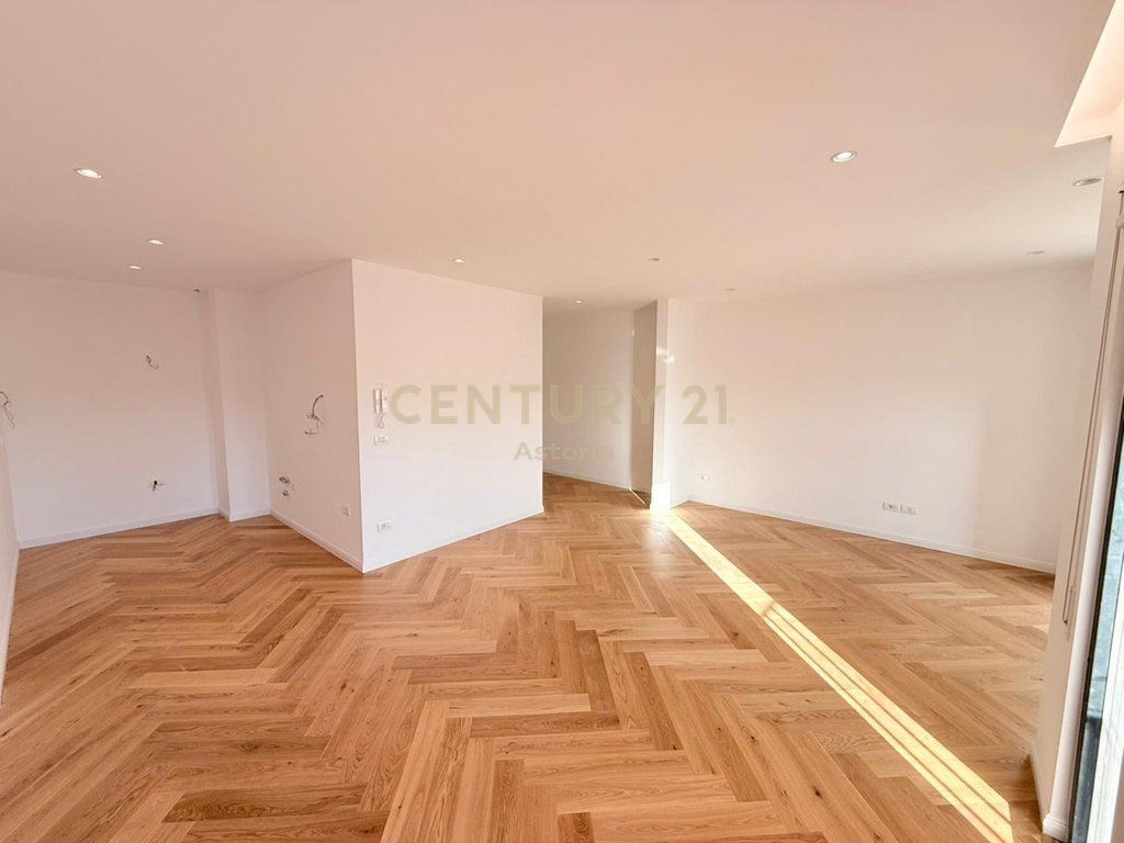 APARTAMENT 2+1 + POST PARKIMI PER SHITJE TEK SHKOLLA E KUQE, TIRANE