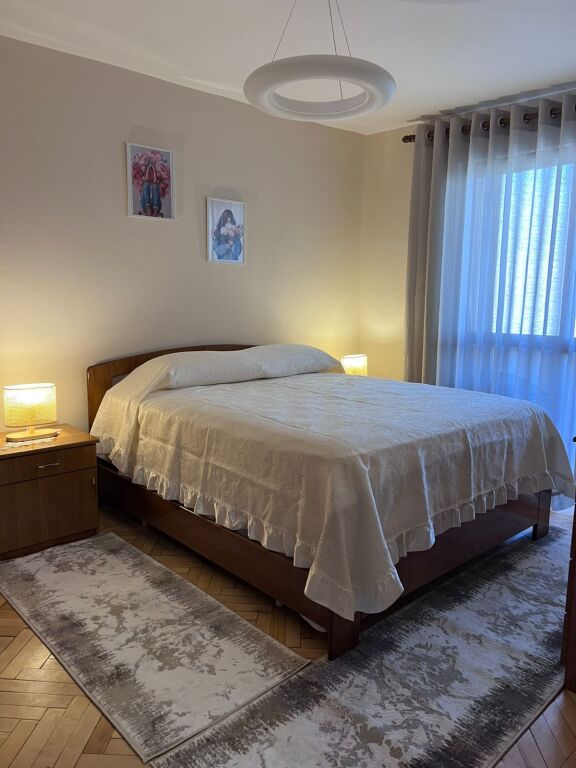 🏢Pas Ambasades Amerikane,jepet me qera apartament 2+1,i mobiluar 80,000Leke