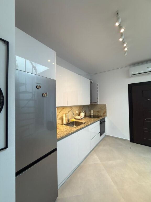 Shitet Apartament 1+1 + Post Parkimi  tek rruga Barrikadave
