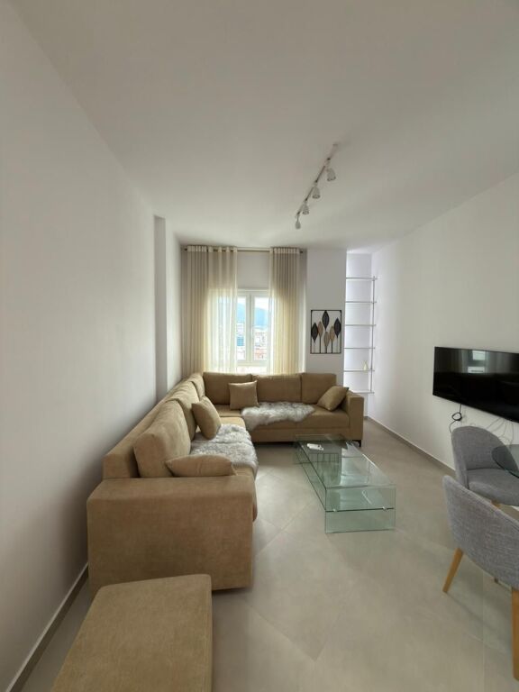 Shitet Apartament 1+1 + Post Parkimi  tek rruga Barrikadave
