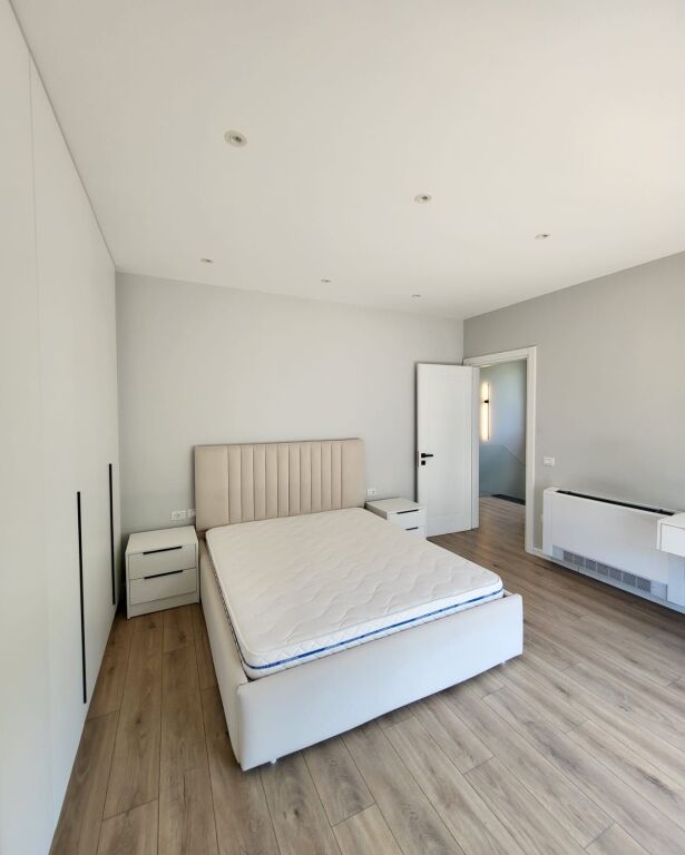 🏡 Jepet me qira vilë premium tek Liqeni i Thatë  Ideale për banim ose aktivitet biznesi