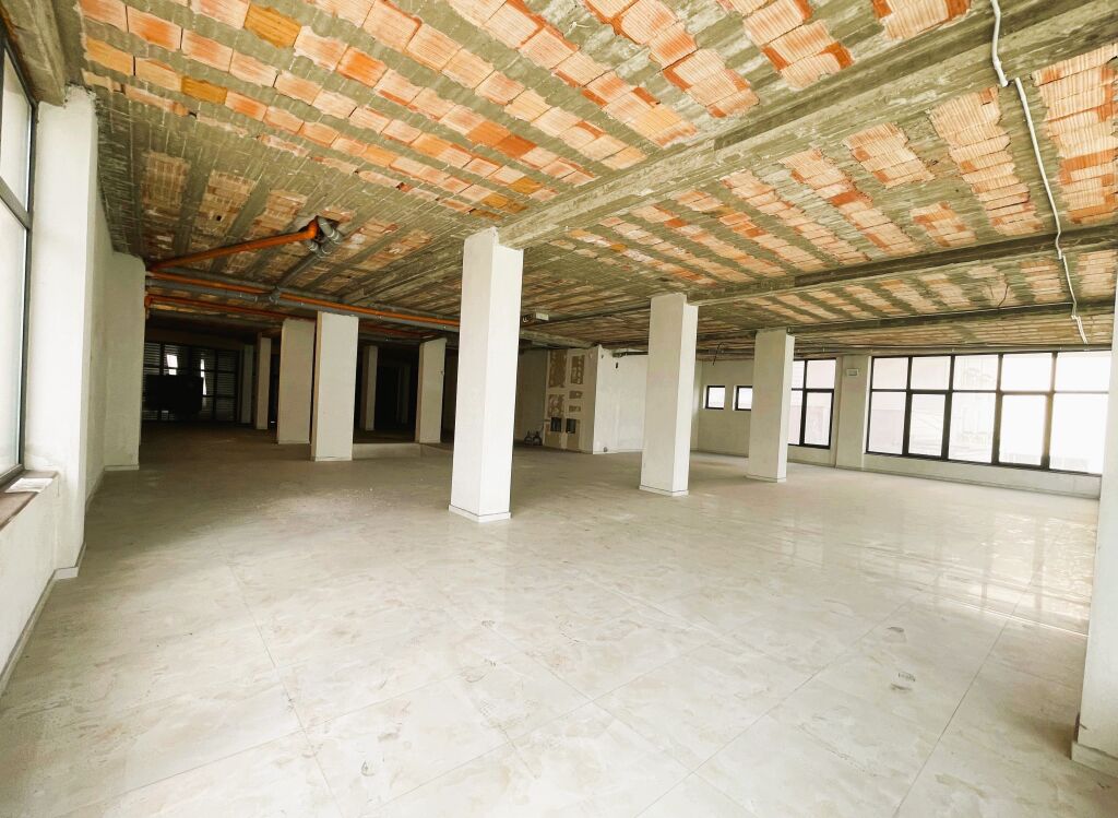 🏢Commercial Space for Rent at the Commune Overpass🔥