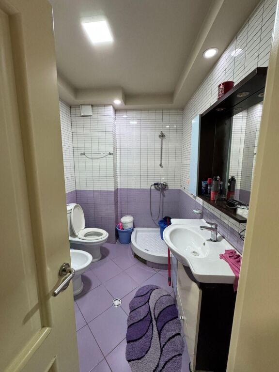 Shitet Apartament 3+1+2