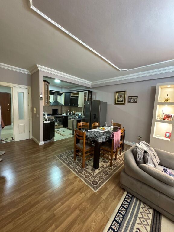 Shitet Apartament 3+1+2