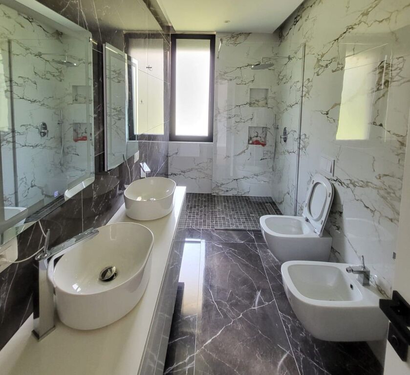 🏡 Vilë 3-Katëshe për Qira – Liqeni i Thatë, Tiranë