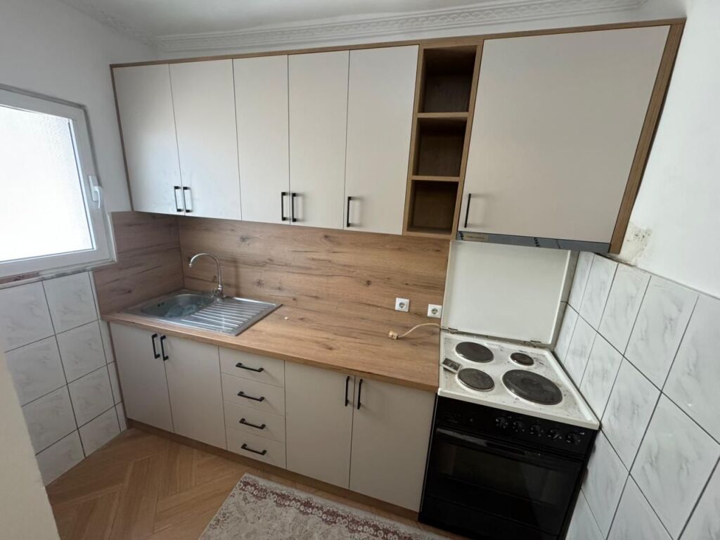Qera Apartament 1+1 📍Rruga Mine Peza prane Zogut te zi Pallat ekzistues kati 4  Cmimi 550 euro ne muaj