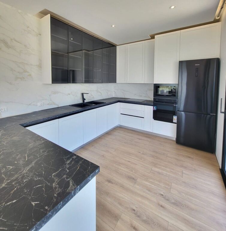 🏡 Vilë 3-Katëshe për Qira – Liqeni i Thatë, Tiranë