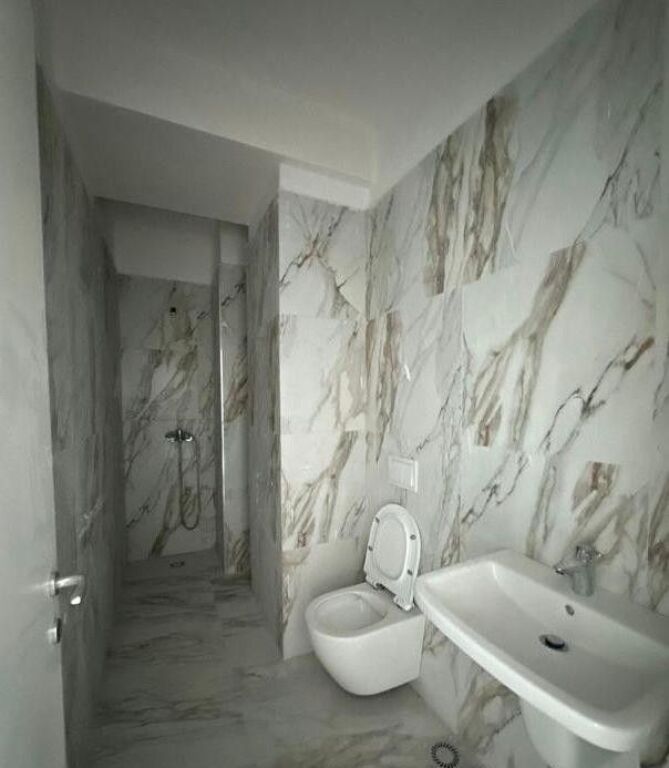 Jepet me qira ambient zyre tek Golden Tower