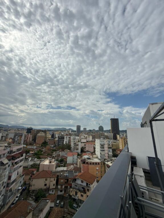Shitet Apartament 1+1 + Post Parkimi  tek rruga Barrikadave