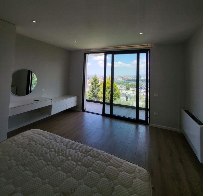 🏡 Vilë 3-Katëshe për Qira – Liqeni i Thatë, Tiranë