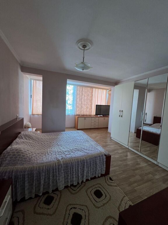 Shitet Apartament 3+1+2