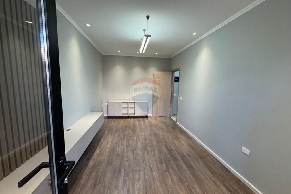 Office for rent in Bllok!