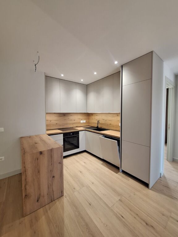 Shitet Apartament 2+1+1 te Liqeni i Thatë