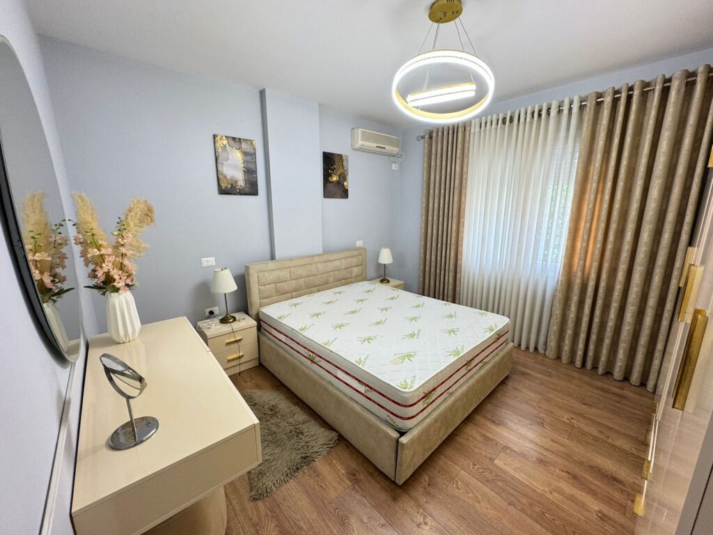 Jepet me qera Apartament 2+1  adresa : Ish Parku Rruga Frosina Plaku  E mobiluar  Kati 2  Siperfaqe 100 m2  Cmimi 780 mij lek